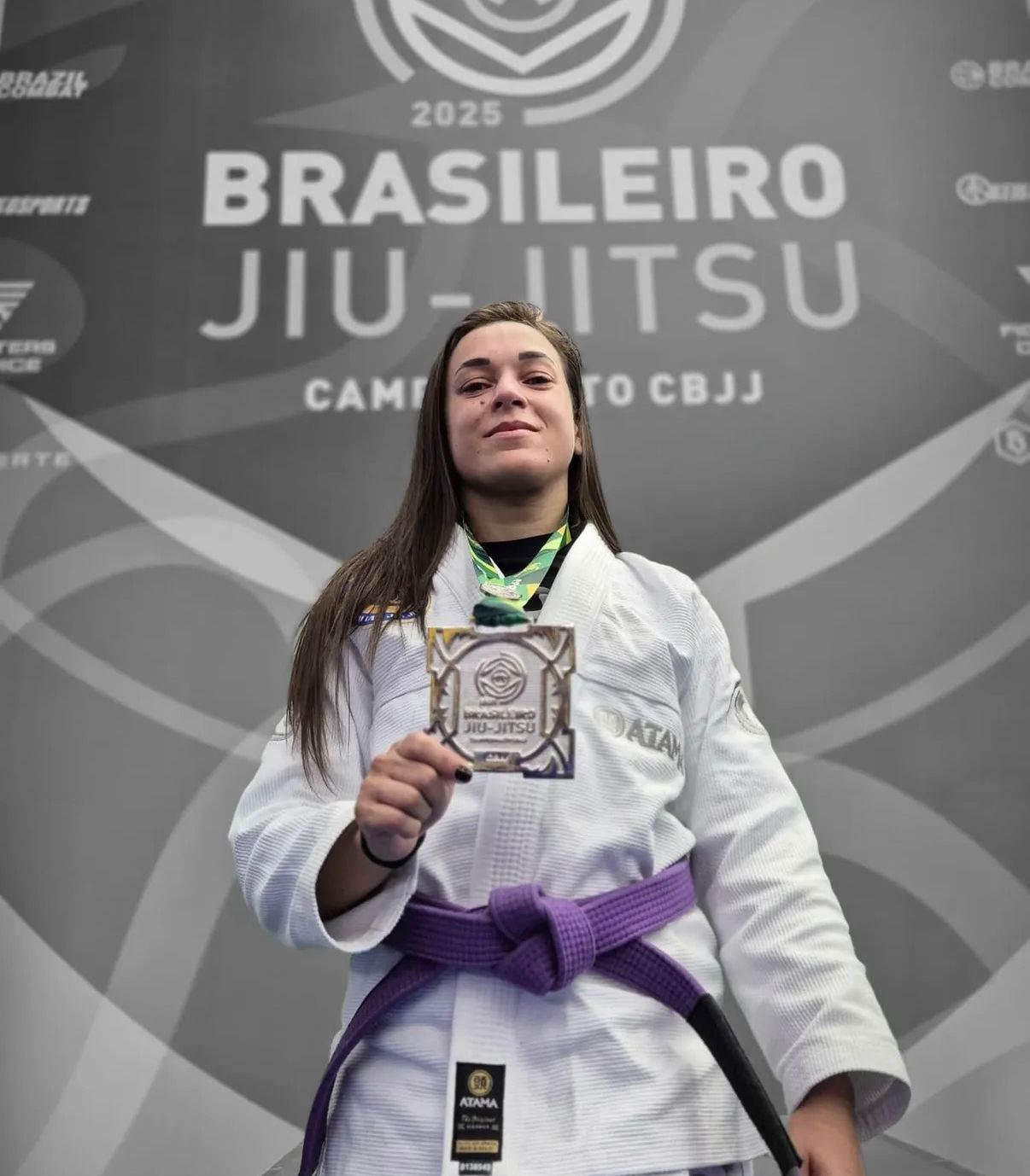 Atleta de jiu-jitsu com medalha no Campeonato Brasileiro CBJJ