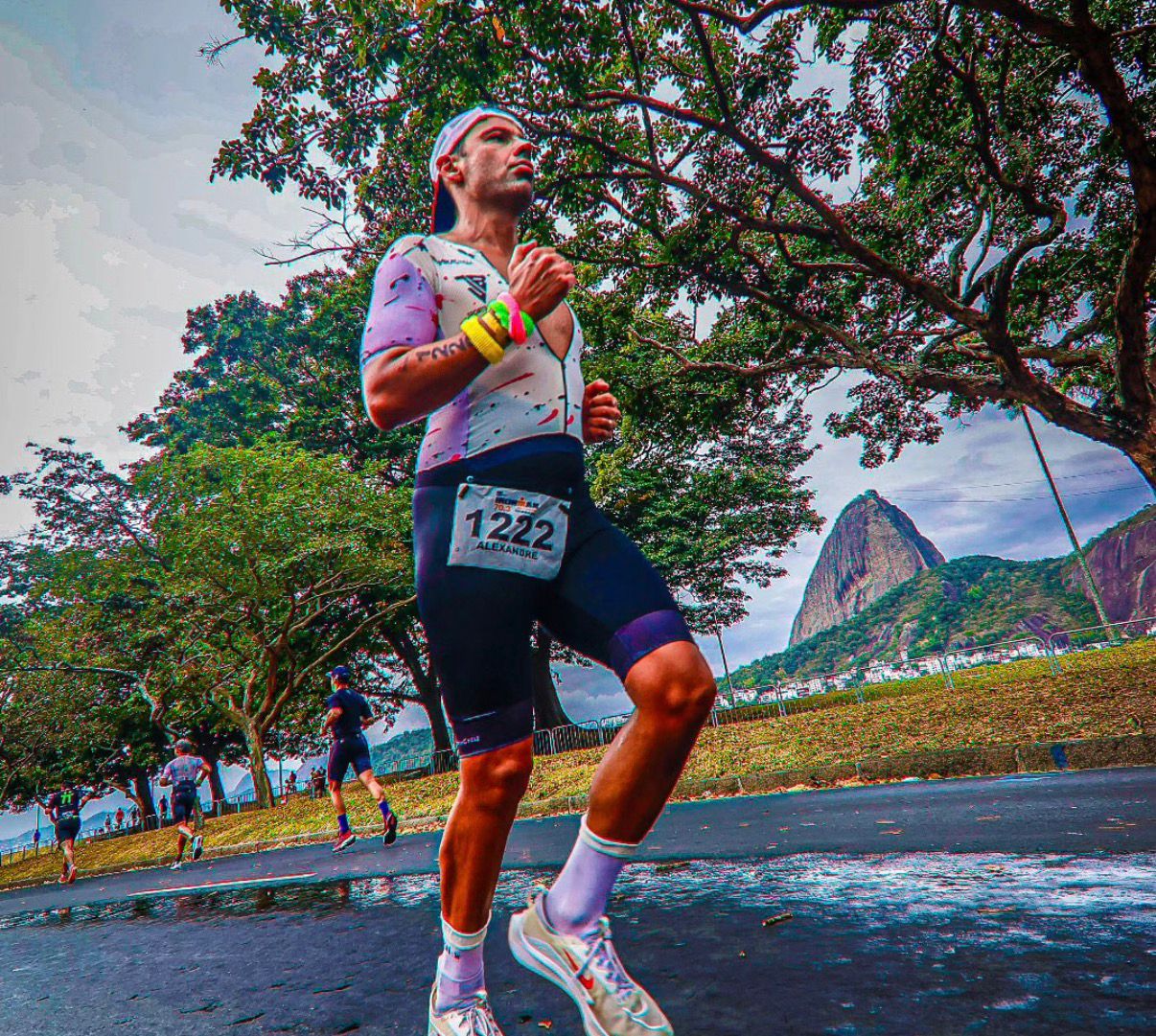 Atleta correndo em prova de triathlon no Rio de Janeiro