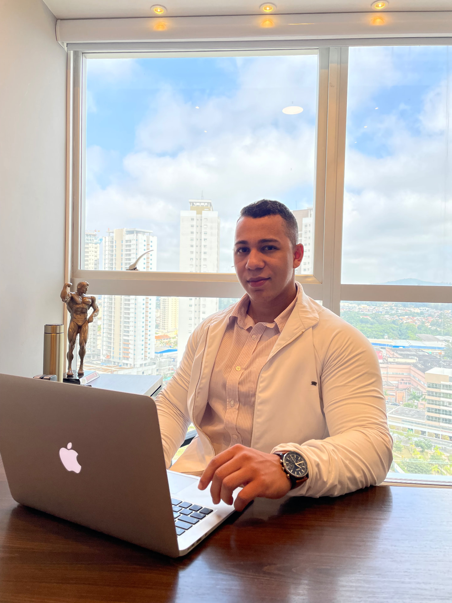 Jonathan Rodrigues, fisioterapeuta, em seu consultório em Mogi das Cruzes