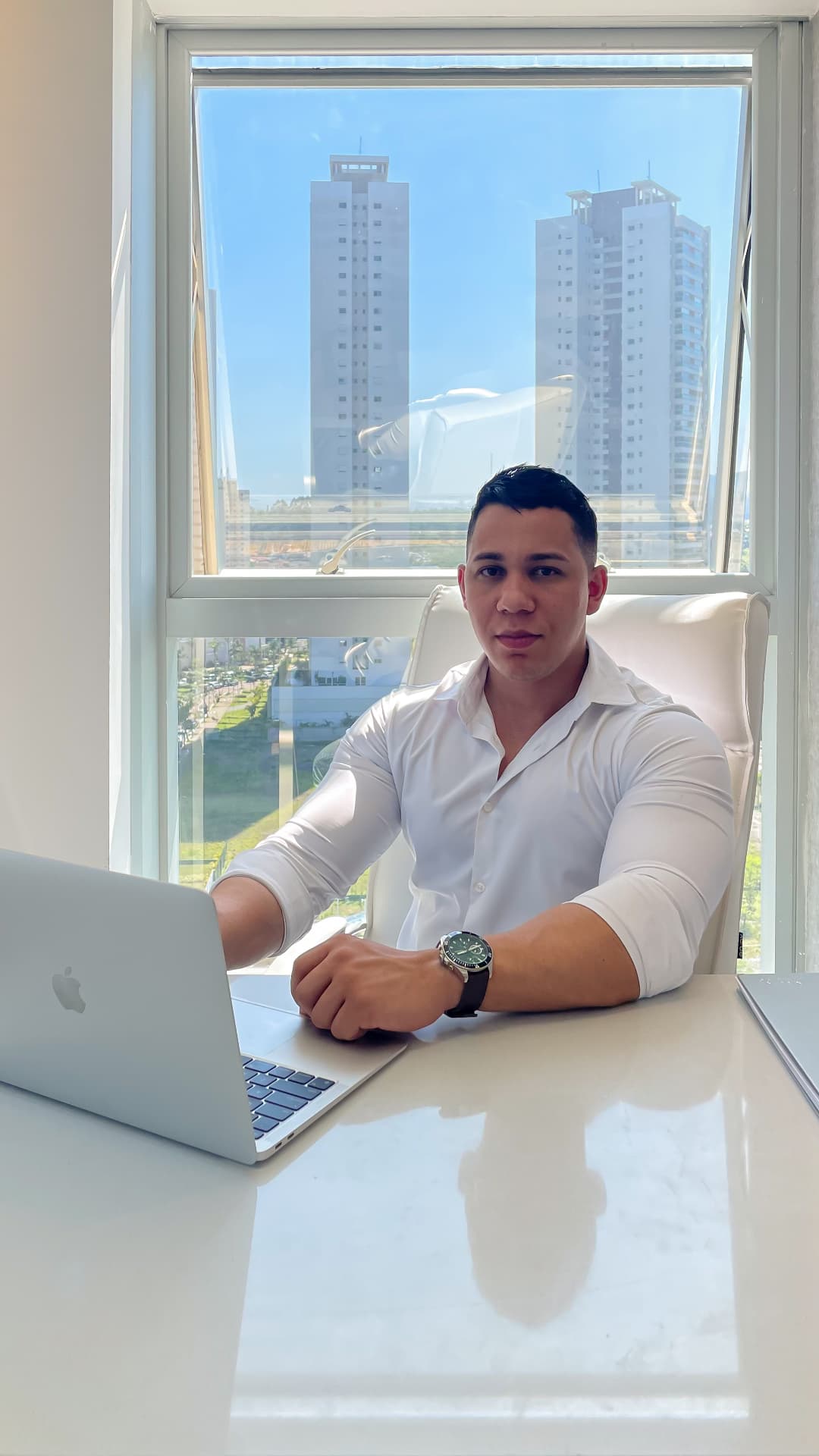 Jonathan Rodrigues, fisioterapeuta em Mogi das Cruzes, atendendo em consultório moderno